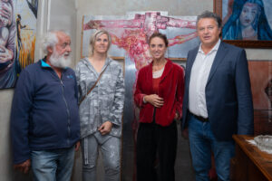 Herbert Angeli, Frau Brandner, Eva Jansenberger, Friedrich Brandner bei der Vernissage zur Ausstellung Möbiusflächen in Trieben 2023 - (c) Tom Monochrom